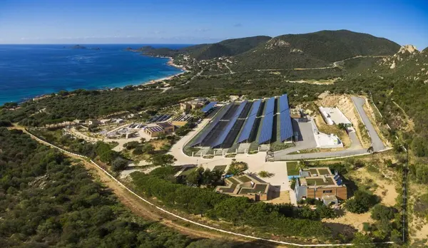 NEOXOM ÉNERGIE franchit la Méditerranée : nos premiers chantiers en Corse